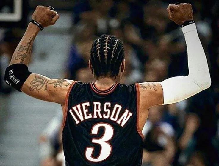 1米83打NBA？
笑话！
96年选秀夜，球探集体摇头：太矮。
艾弗森第二天就砍