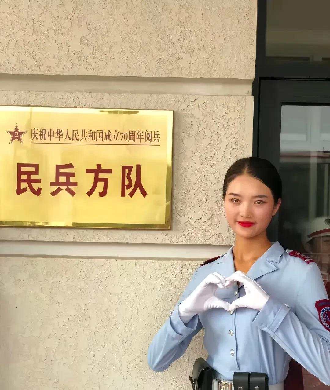 九三阅兵已经落幕，女民兵卸甲归乡！
朋友能看出图一这位英姿飒爽，颜值颇高的女兵