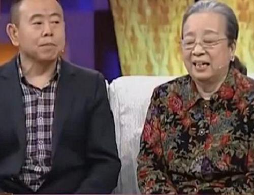 有一次，潘长江自曝：“年轻时，12个美女追他，高的1.8，矮的也有1.6米。”一