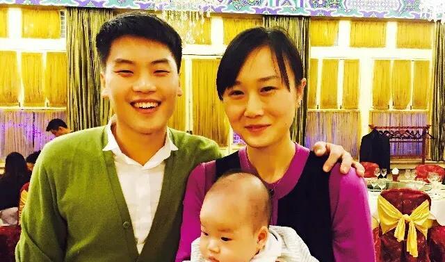 这是十年前郝帅给儿子摆百日酒时，国乒教练组家属孩子们的一次大聚会!
图一:郝帅一