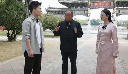 董宇辉建水被扔东西后续：嘿，原来是粉丝“爱的过激小动作”！
家人们呐，最近董宇辉