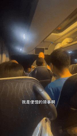 “纵有万里归途，祖国接你回家！”6月20日，随着中东冲突的骤然升级，伊朗的国内形