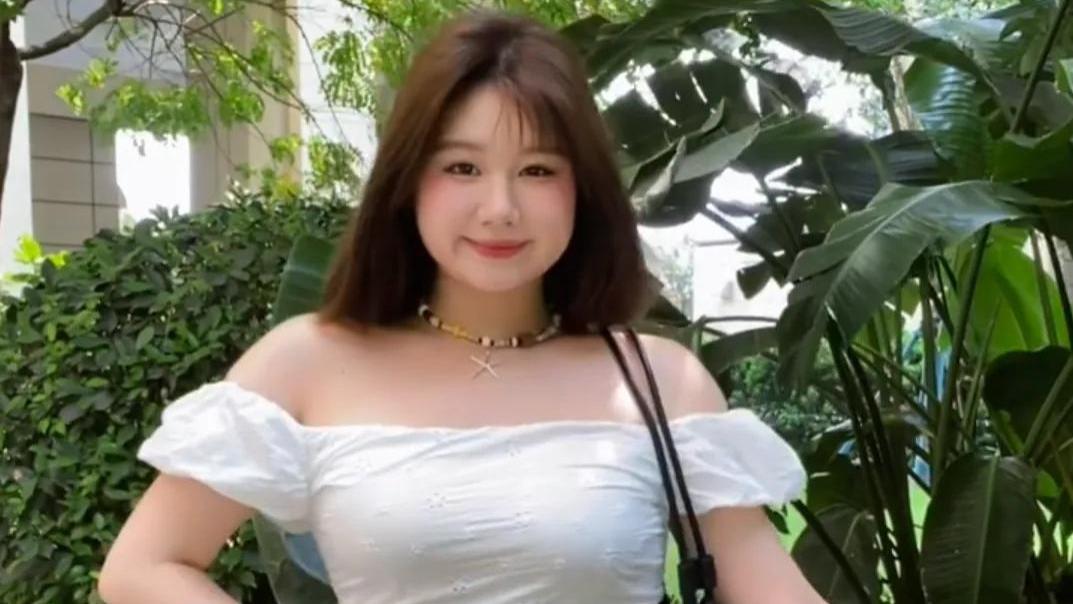 微胖型小姐姐楼下花园旁拍照，9个简单动作，大方漂亮，肉肉好看显身材