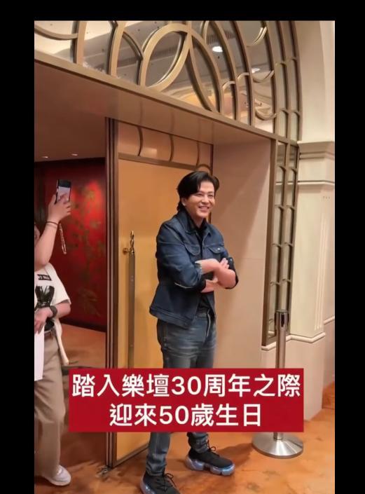张柏芝的前男友陈晓东50岁的状态如何，当年的东芝恋有知道的吗？张柏芝当年是颜控吧