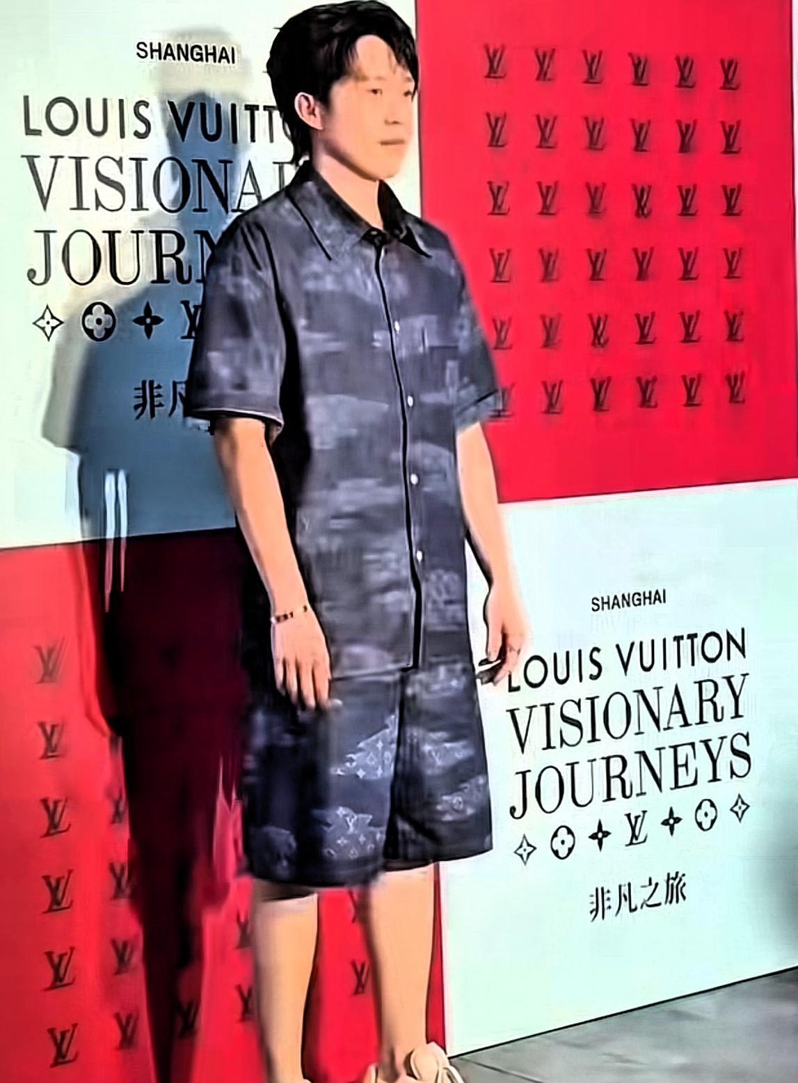 这投票断层领先啊，
随随便便一穿，
训练间隙去参加活动，
从飞去再飞回，
短短几
