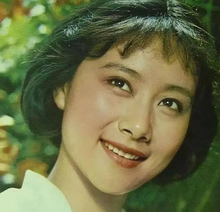 七八十年代的美女演员黄梅莹为何被称为“内参明星”？

黄梅莹是和潘虹、龚雪、斯琴