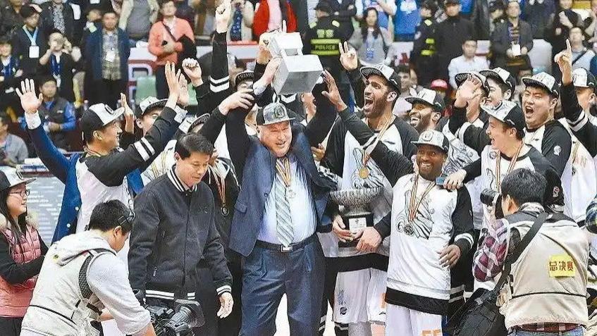 由亚泰U21助泰州夺苏超冠军，想到邓哈哈3外援助四川夺CBA总冠军