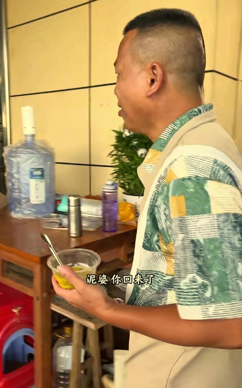全爸全妈太恩爱了！
全爸投喂全妈百香果
全爸看到全妈在外面干活，很辛苦，还没有回