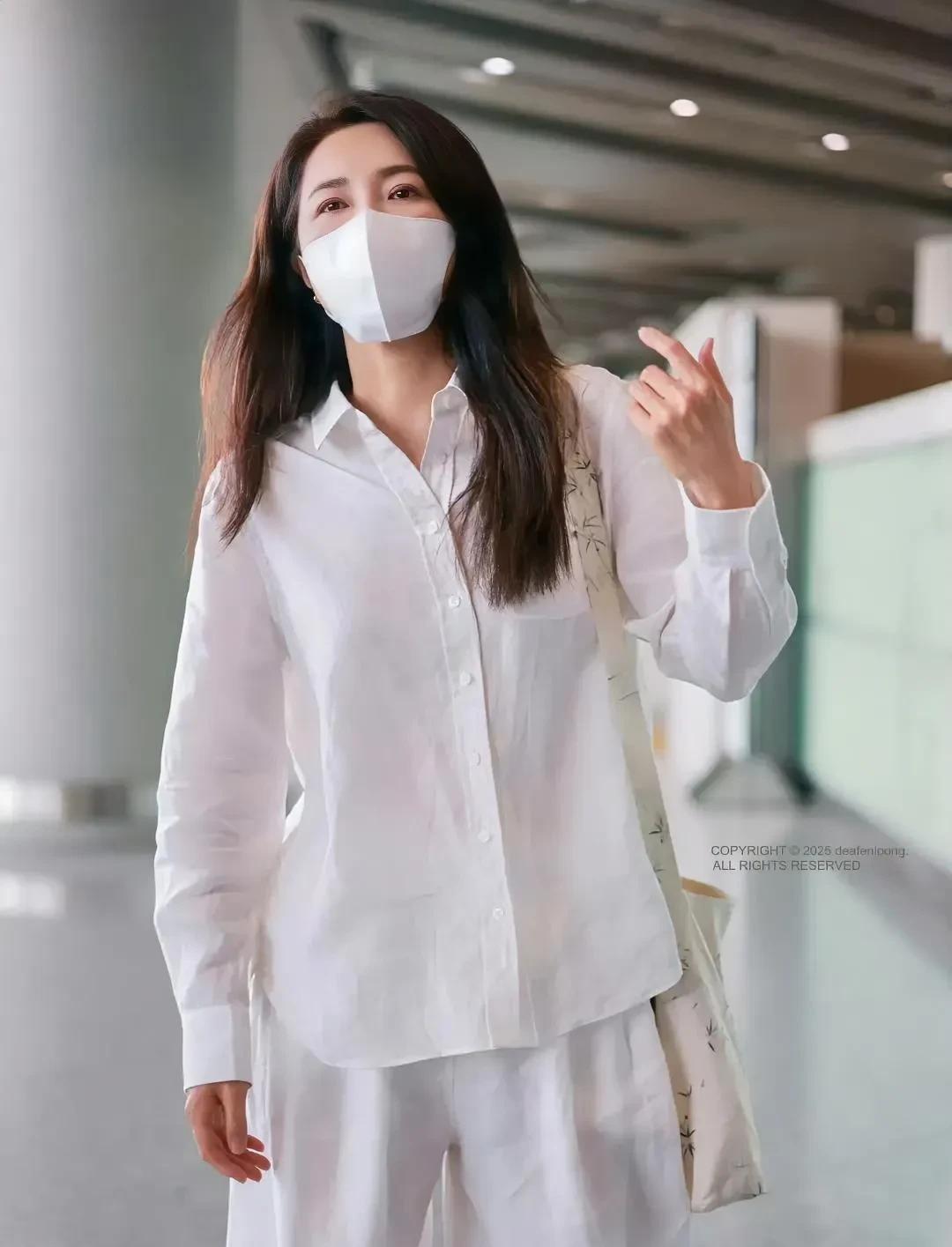 对不起
我真的同情不了一点曾黎
今天她现身机场，看到接机的粉丝哭的淋花带雨的，不