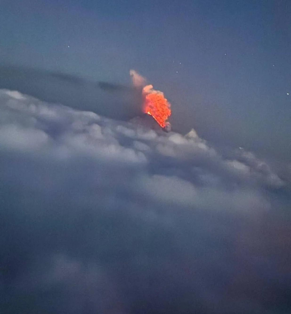 堪察加半岛的克柳切夫火山在地震后开始喷发。