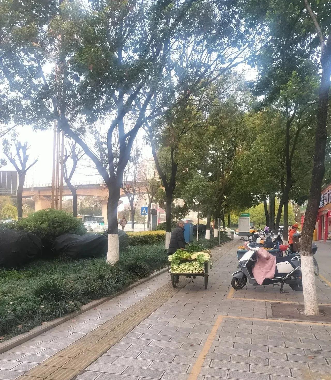 朋友结婚，我工资不高，随了六百块，自觉这礼够实在。
大学毕业那会，工资还行，朋友