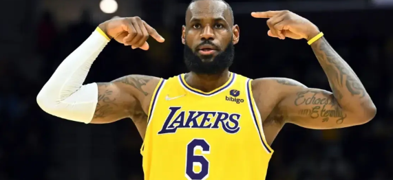 NBA历史人气榜大洗牌，这排名你服吗？

1乔丹、
2詹姆斯、
3库里、
4科比