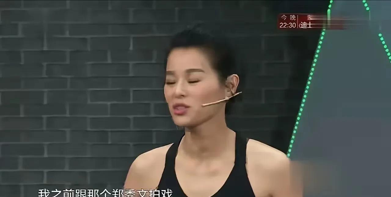 港星原来是这样保持身材的呀？
胡杏儿在节目中爆料她当初和郑秀文一起拍戏时，到了饭