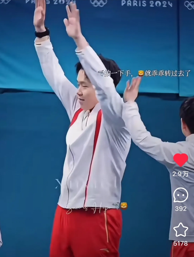 才发现莎莎和头哥这个动作！
原来他俩在台上领奖时，
两人举起双手跟大家打招呼时