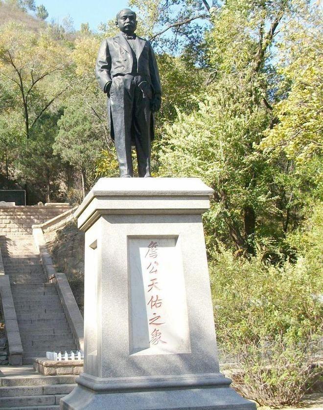 1982 年铁道部决定给詹天佑迁坟，棺材一打开，黑水流得到处都是，把大家都吓一跳