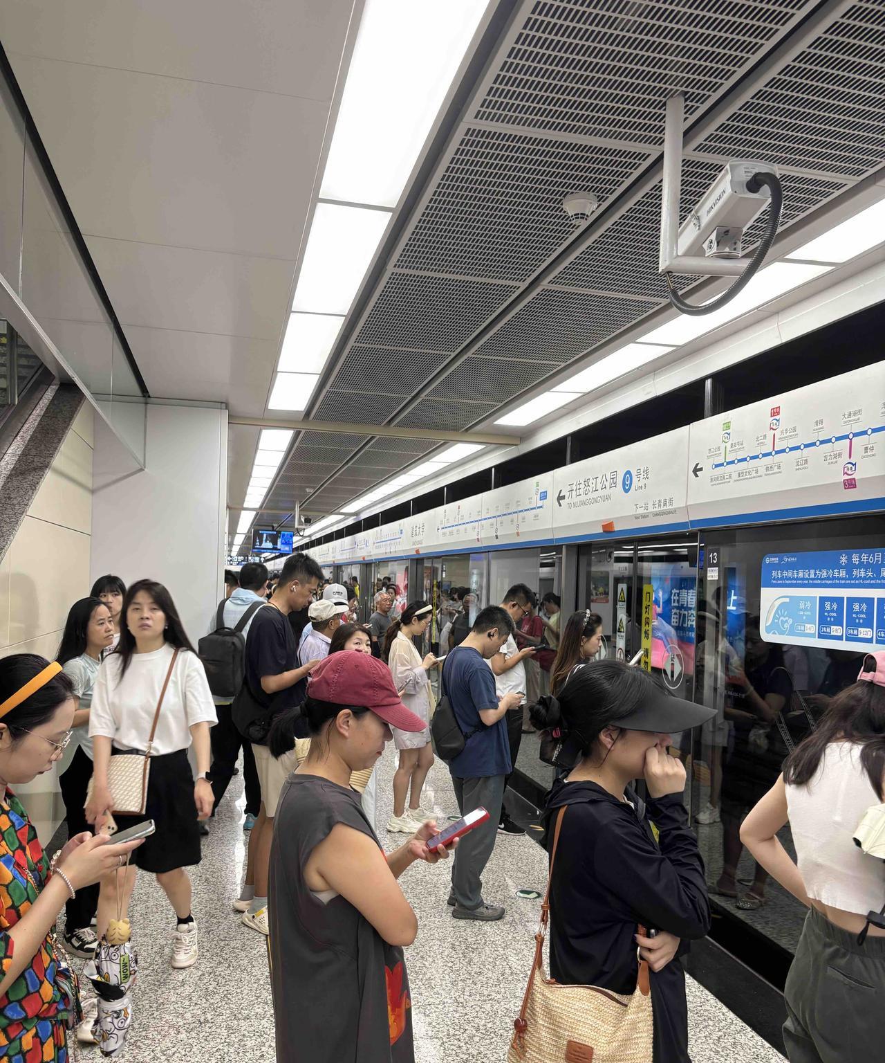 沈阳地铁9号线久等不来，过后提示设备故障，说是故障，双向延误，不知道几点发车。上