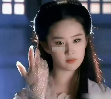 据说当年这部剧刘亦菲的手套，是她妈妈用透明银丝线纸织出来的 ​​​