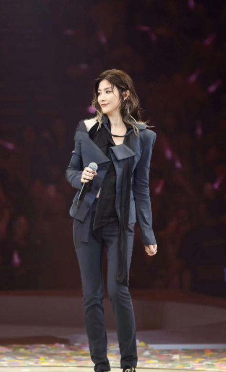 年过五十的香港歌手陈慧琳，身材保持得真好，出道多年，她保持“零绯闻、零走光、零是