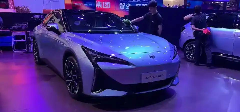 新款极狐阿尔法S5亮相#2025上海车展# ，售11.98-16.98万元
1、