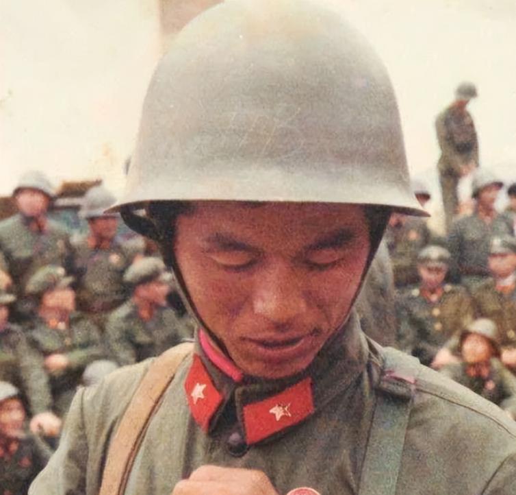 1986年，一名战士被派去攻占211高地。临行前，军长亲自为他敬上茅台酒，师长为