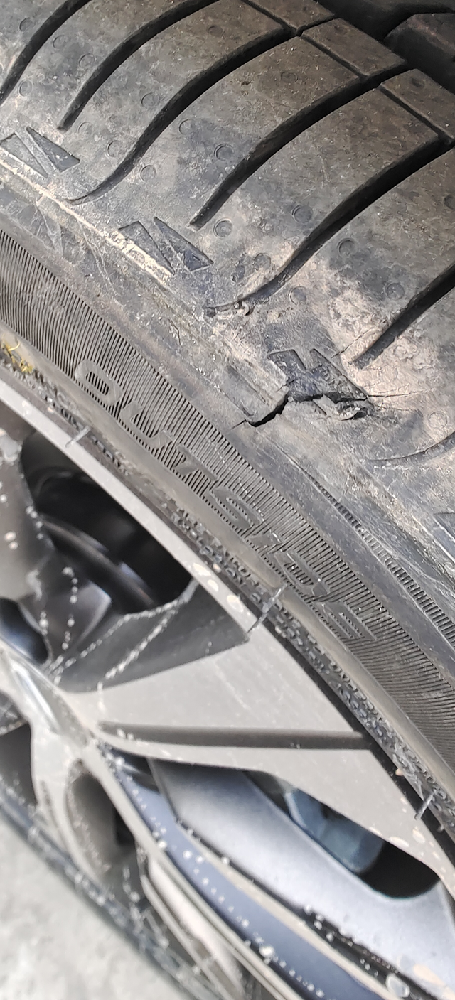 四代帝豪轮胎
提车一星期，底盘太低，应该是压到什么东西了。轮胎能修复吗？如果能修