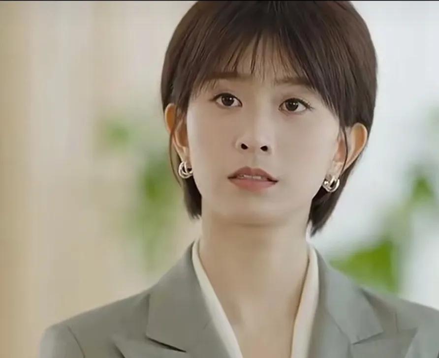 《滤镜》这部剧我本来是没看的，可奈不住网友们的推荐。
女主李兰迪说实话，并不是那