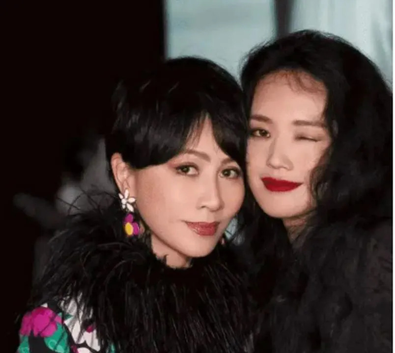 刘嘉玲的洁癖故事











我的天哪！你敢相信吗？舒淇去刘嘉玲家做客