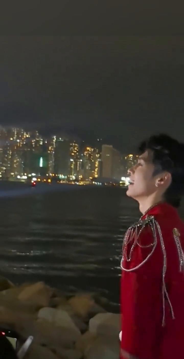 现场观众拍摄的无人机表演。
看到大美媛了，见证你的绽放，你们越过山海。
下面登场