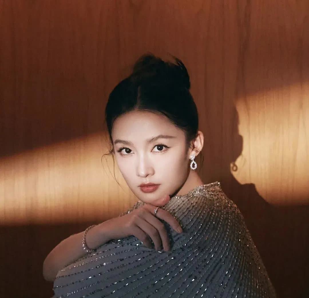 终于懂了李沁为啥怎么捧都不火！

不是因为她的演技不行，也不是因为她的颜值不