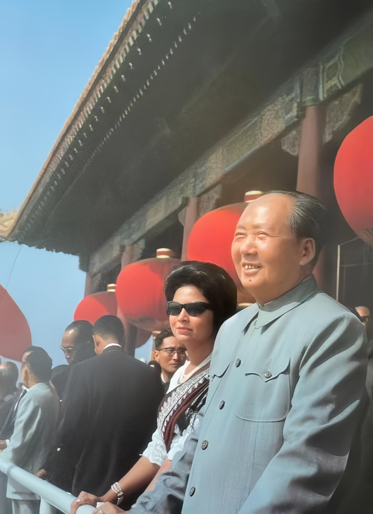 谁能告诉我，毛主席旁边，这位戴墨镜的女性是谁？