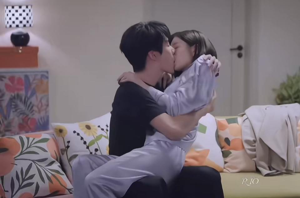 周柯宇在《狙击蝴蝶》中的吻戏成为热议焦点。剧中，他饰演的“李雾”以强侵略性的表演