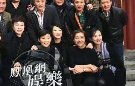 即使她定居美国快20年了，她在中国还是那么红，资源好的不得了，电视、电影、话剧、