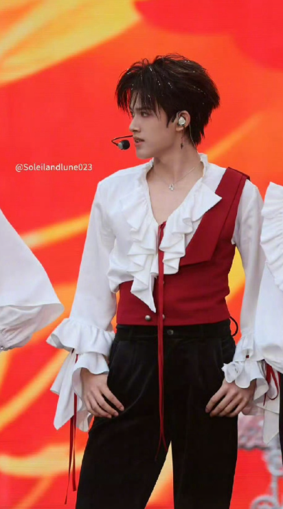 这套舞台造型太上头！丝绸的柔与他的气场形成反差，光泽流动间更显高级，红酒嗓音磁性