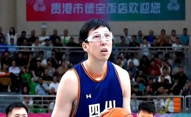 他没参加亚洲杯，却火得一塌糊涂，被迅速推上热搜。
一是做解说嘉宾，满满的负能量。