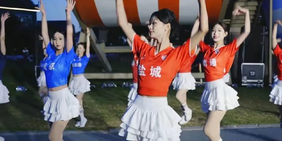 苏北王，你这也太不懂事了吧！
盐城大丰的荷兰花海啦啦队身着江苏的十三市队服，很是
