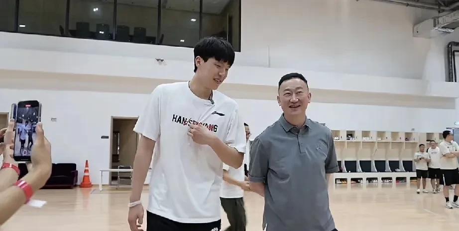 杨瀚森不参加亚洲杯，
最开心的不是支持他的粉丝，
也不是获得好评如潮的篮球协会，