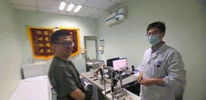 老山英雄朱永明，湖北麻城人，87年在老山前线英勇作战时不幸被地雷炸翻，战友紧急送