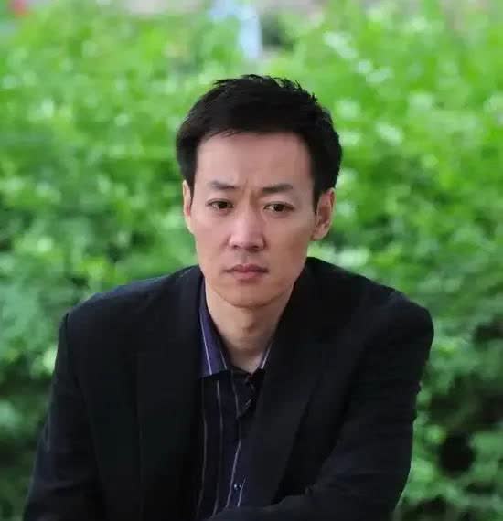 我有个预感，

辛柏青不会再婚了。

首先，他与朱媛媛自中戏校园相恋，从