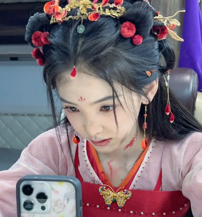 章若楠晒带伤剧照 嘟嘴模样惹人怜