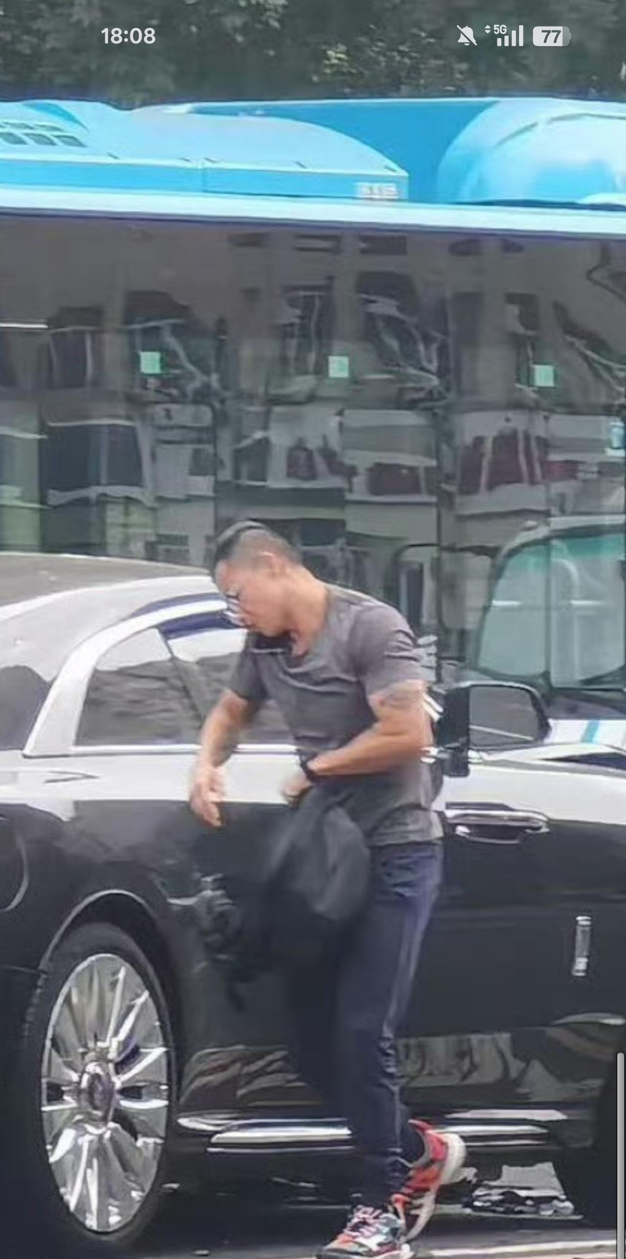 陈震的闪灵栽了！或涉危险驾驶？
身材、文身、发型和眼镜倒跟陈震对上了，而且劳斯莱