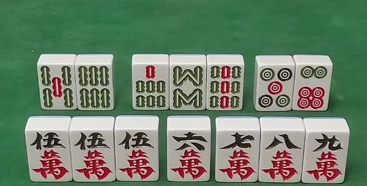 各位麻友，拿到这手牌可要小心，粗心大意必输无疑！此牌主要考虑到进张多，丢张少的问