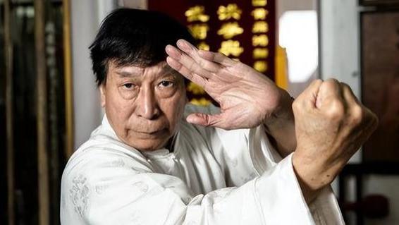 吕良伟80岁近照曝光！曾与李小龙共进名人堂，依旧硬朗如初！