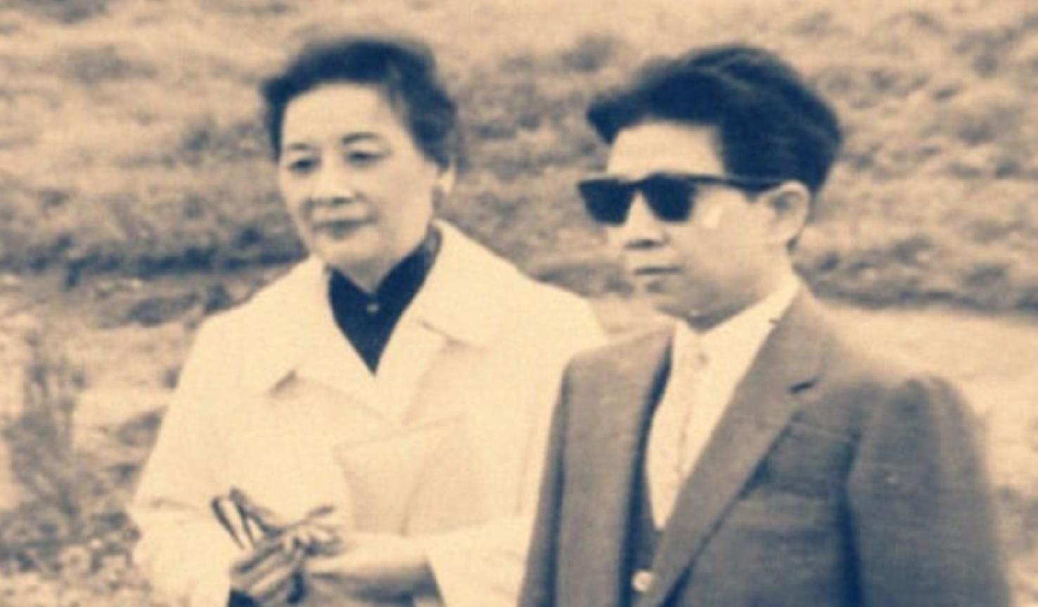 1941年，陈济棠夫妇被孔令伟逼下飞机。



夕阳西下，香港启德机场，一架即将