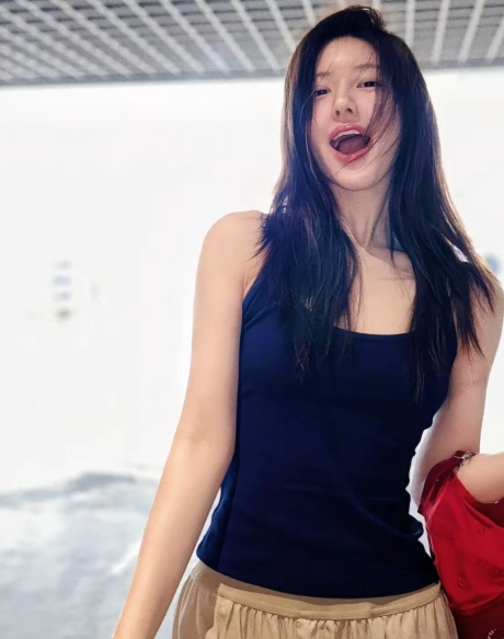 赵露思近照，确定是瘦成杆也会拥有肉肉脸的美女没错了，他拍真是细胳膊细腿，谁能想到