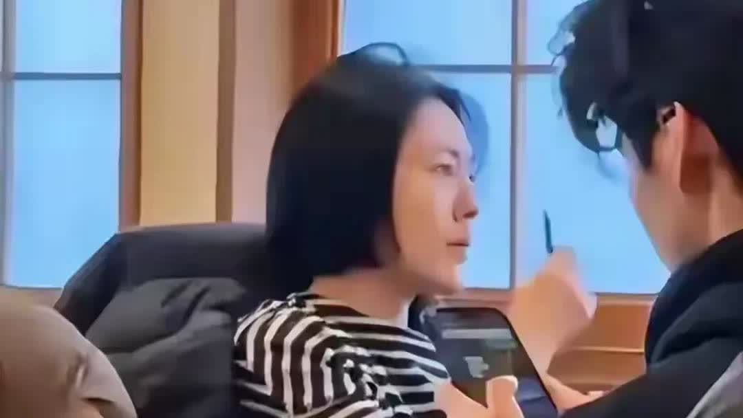 小s泡温泉照片曝光。

有网友爆料，在日本箱根泡温泉时，偶遇小s一家，当时，