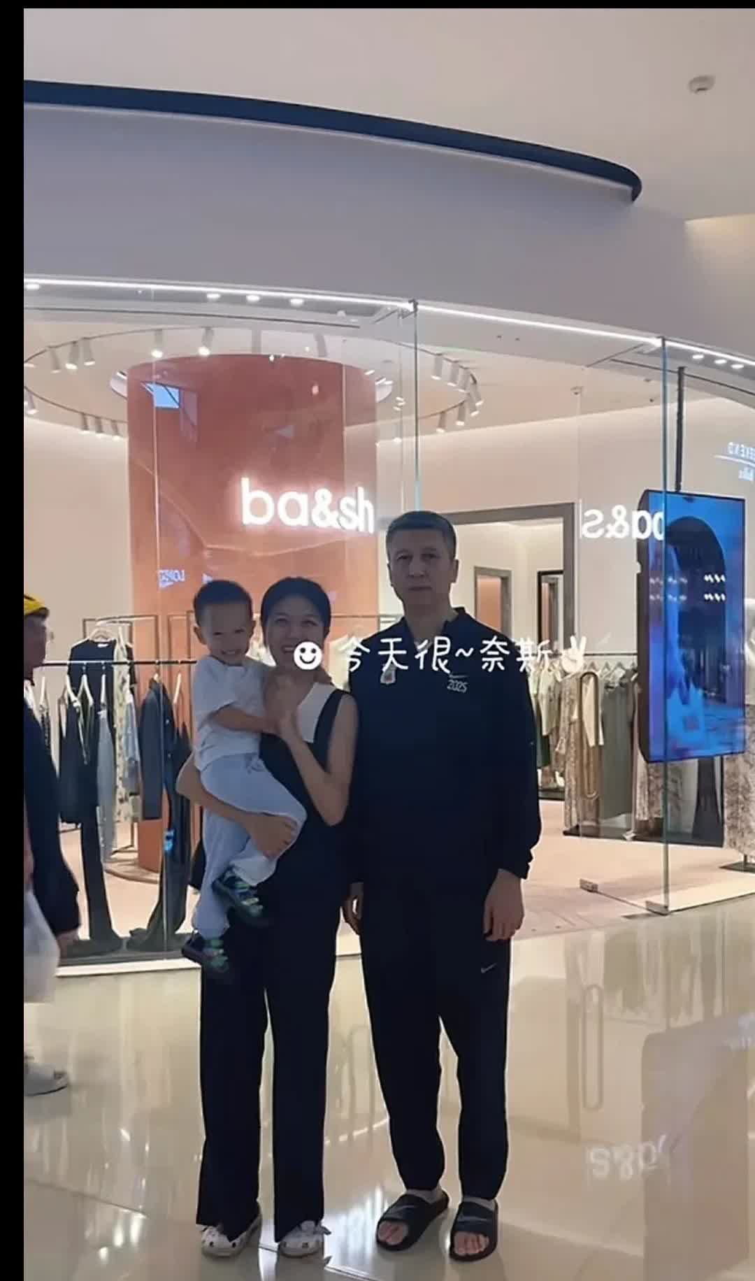 中国男篮主教练郭士强，在结束亚洲杯比赛后，已经回到广东广州了。有网友在商场偶遇郭