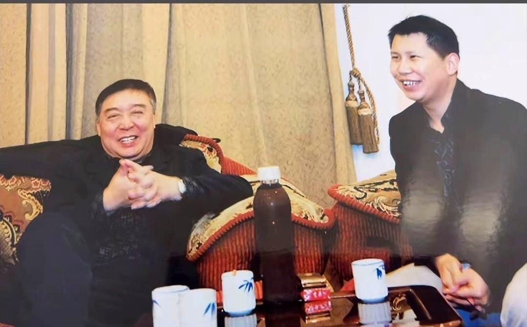 “艺海无涯”四字刚落笔，师胜杰把何云伟拽到侧幕：别拜招牌，拜戏魂。
一句话，把2