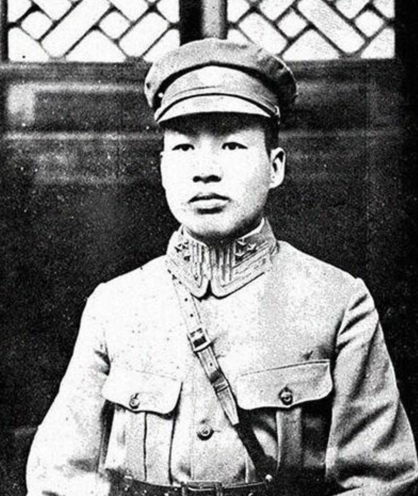 1943年，国军中将刘元瑭从西安逃到雅安，跪在刘文辉面前说：“四叔，我对不起你。