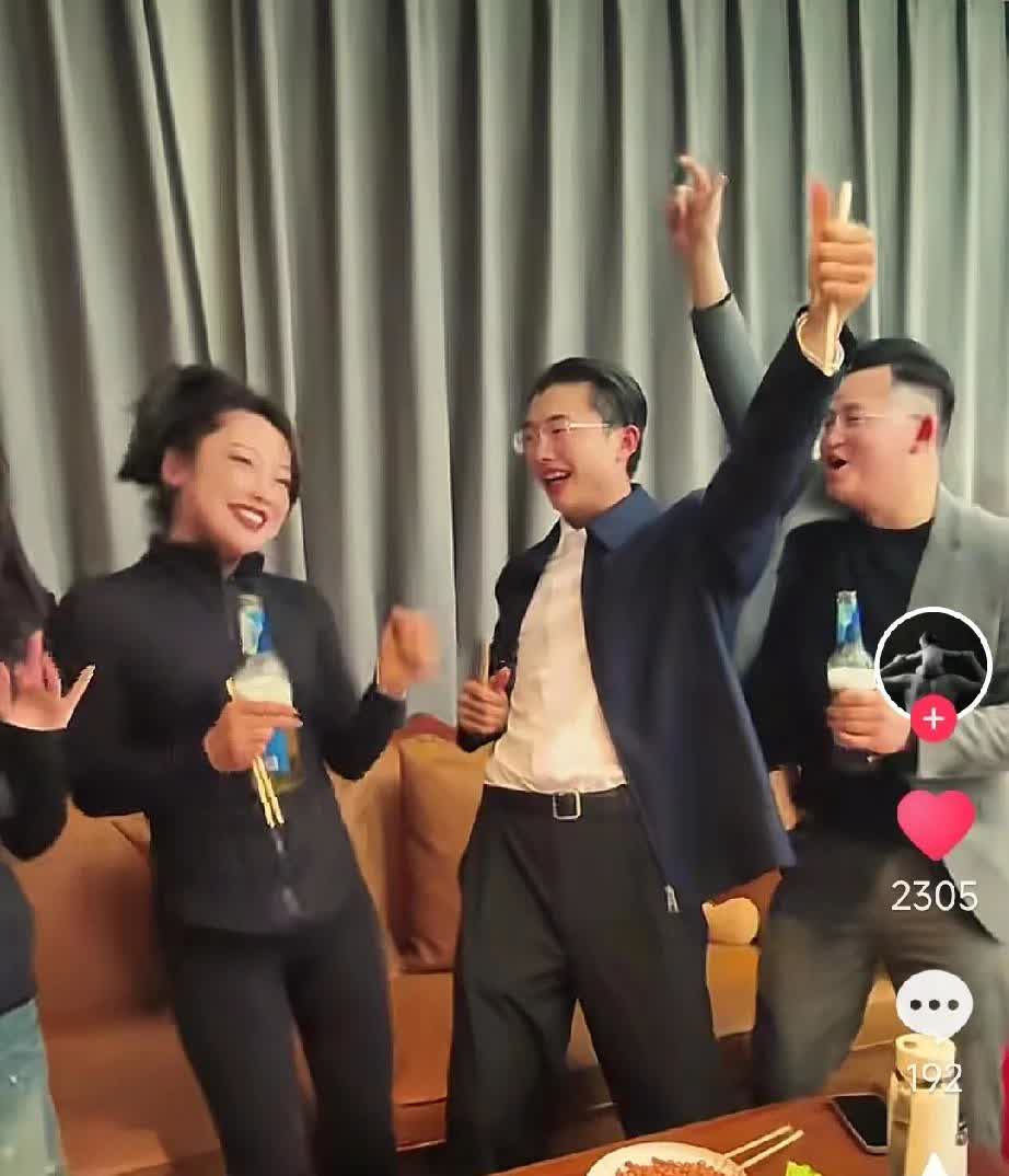 3.18日郭有才下播后吃饭切片，高兴不，配合演唱者打竹板，太爽了，有才苏畅确实高