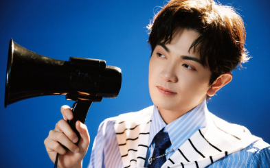 颜人中手持大喇叭贴近镜头的“怼脸杀”，形成强烈的视觉冲击力，仿佛能听到“声音穿透